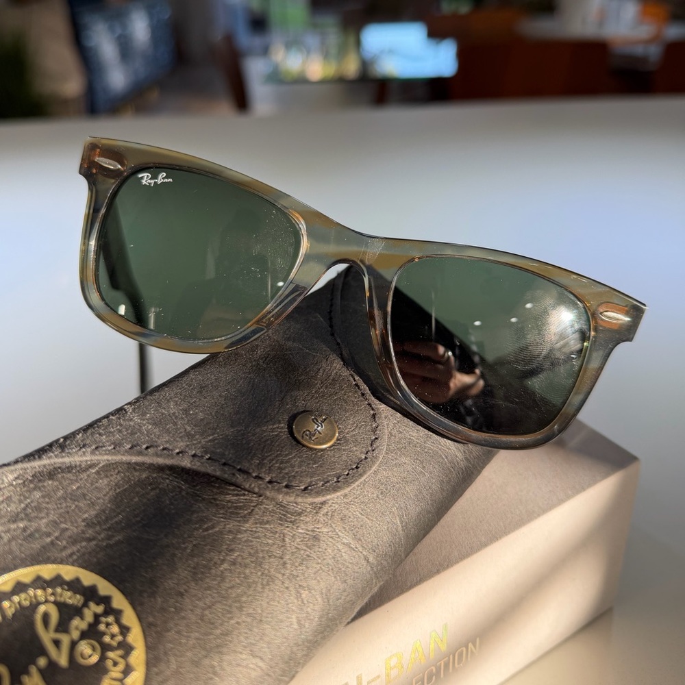 ✨NWT✨ Ray-Ban Unisex Wayfarer Change Sunglasses in Polished Photo Striped Grey